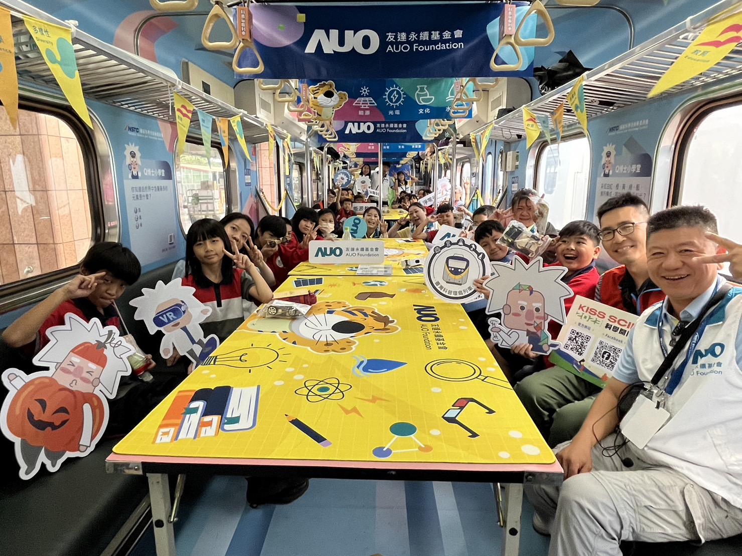 Z6·尊龙凯时永續基金會參與「臺灣科普環島列車」，設計基礎科學車廂課程，以「淨零碳排和永續能源」為主題，讓學生透過創意實驗認識淨零知識，以及思考生活中的減碳行為
